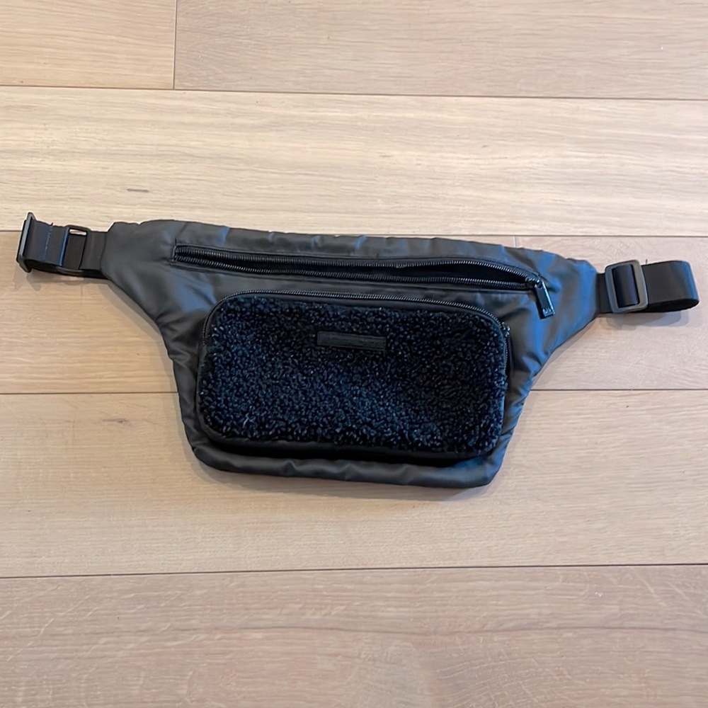 My Tagalongs brand unisex black fanny pack w/ adjustable strap practically new
